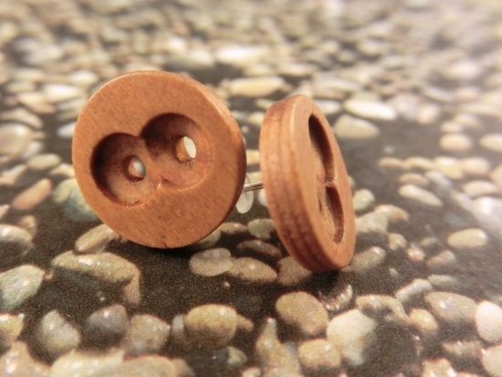 Preview: Schlichte braune Holzknopf Ohrstecker Natur Button